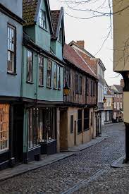 Elm hill, norwich is an historic cobbled lane in norwich, norfolk with many buildings dating back to the tudor period. Elm Hill Norwich Wikipedia