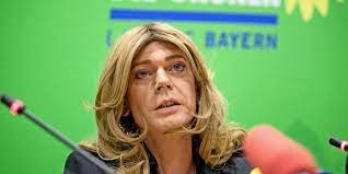 Bundestagsvizepräsidentin claudia roth (grüne) hat den musiker udo lindenberg vor angriffen aus der afd in schutz genommen und die partei vor politischer. Transidente Grunen Politikerin Fordert Verbot Der Homoheilung
