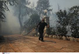 Η φωτιά καίει δασική έκταση μεταξύ σταμάτας και ροδόπολης. Wy1m41k51swkum