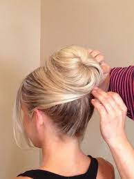 dame mit blonden haaren und super eleganter dutt frisur braut frisuren dutt frisur hochzeit dutt frisur dutt frisur anleitung