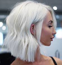 May 27, 2018 · il video mostra 20 idee bellissime per meches bionde su capelli bianchi.vuoi vedere capelli biondi con meches castane? Capelli Bianchi E Tagli Moderni A Cui Ispirarsi Archzine It