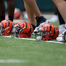 But what about the players at the bottom of the pack? Nfl Salary Cap 2018 Everything To Know About Salaries In The Nfl Cincy Jungle