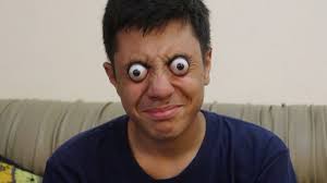 Kinh dị người phụ nữ tự do điều khiển nhãn cầu lồi hẳn ra ngoài