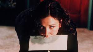 Kendisinden ve bunaltıcı çocukluğundan biraz uzaklaşarak lise döneminden. Secretary 2002 Ganzer Film Deutsch Youtube