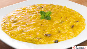 Innanzitutto fate dorare uno spicchio di aglio in olio evo, quindi toglietelo e tostate il riso. Ricetta Risotto Cremoso Funghi E Panna Consigli E Ingredienti Ricetta It
