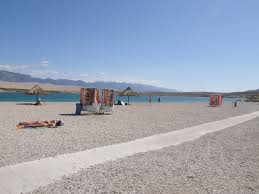 Die party am strand von zrce ist in kroatien eine der angesagtesten hotspots derzeit mit verschiedenen beach clubs die djs und liveacts aus aller welt bestellen und auftreten lassen. Strand Zrce Novalja Strandfuhrer Von Bestofcroatia Eu