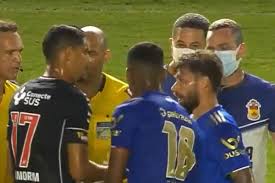Após bate e rebate na área da raposa, morato chutou, a . Rede Globo Comete Gafe Durante Transmissao Do Jogo Vasco X Cruzeiro