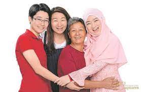 Nur amira syahira atau nama panggilan amira (lahir 25 april 2003 di pulau pinang) ialah seorang pemain dram, pengacara, penyanyi dan pelakon di malaysia. Transisi Nur Amira Lee