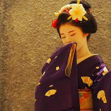 着物で顔を隠す仕草がいい good to hide your face in kimono 京都 京都の舞妓 京都の舞妓さん 京都の舞妓はん 舞妓 舞妓さん 舞妓さん好きな人と繋がりたい 舞妓さんの着物 舞妓さんの簪 舞妓さん 舞妓 顔