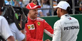Ob er so seinen gegnern damit angst machen möchte? Formel 1 Lewis Hamilton Rollert Mit Neuer Frisur Hinter Sebastian Vettel Her Express De