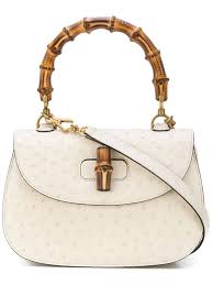 La forme du sac gucci bamboo évolue avec le temps mais l'anse bambou reste, emblème de cette icône de la maison gucci. Le Bambou Un Code Iconique De La Maison Gucci Icon Icon
