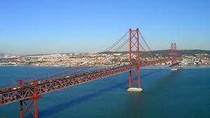 Junto a los pasteles de nata y el bacalhau , lisboa se conoce por construcciones icónicas como la torre de belém. Lisboa Celebra Los 50 Anos Del Puente 25 De Abril