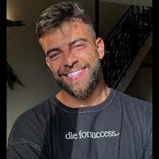 Valerie Newbold's Instagram, Twitter & Facebook