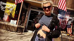 In colorado it is legal to openly carry handguns, so. Waitresses Open Carry In Rifle Co Restaurant Shooters Grill W Lauren Boebert Youtube