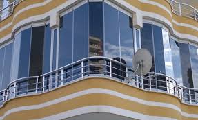 Katlanır cam balkon sistemleri dışında daha nadir olarak kullanılan sürme cam balkon kapatma modelleri de bulunuyor elbette. Cam Balkon Yasal Mi Balkon Turlerine Cam Balkonun Yasal Durumu Emlak Gundemi Emlak Bilgi Ve Haber Merkezi