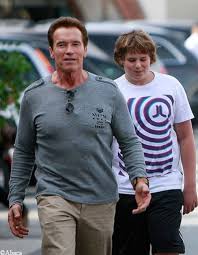 L'acteur semble prêt à tout pour éviter que sa femme maria shriver, qui a demandé le divorce en juillet 2011, ne le quitte: Le Fils D Arnold Schwarzenegger Grievement Blesse Elle