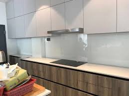 Glass backsplash ideas are perfect for accentuating modern kitchen design with contemporary or rustic elements, enhancing kitchen interiors with textures, shine and beauty. Joo Heng Framemaker Quailty Kitchen Backsplash Supplier In Singapore