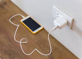 Pero, ¿es realmente seguro dejar nuestros teléfonos enchufados al cargador después que ya están las falsificaciones de bajo precio no se fabrican teniendo en cuenta la seguridad y pueden ser muy peligrosas, puesto que si vas a comprar un cargador de un tercero asegúrate de elegir bien. Gasta Electricidad Un Cargador Enchufado Chc Energia