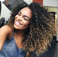 Fabulous photos showcasing women with long, blonde, curly hair. Maju Silva Natural Hair Styles Curly Hair Styles Hair Styles