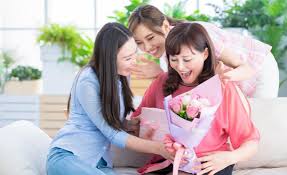 Về sau này, khi trở về nhà trả thù người cha, cậu bỗng nhớ lại những chuyện người lớn giữa cha cậu và người vú nuôi. Ngay Cá»§a Máº¹ 2020 La Ngay Nao Lá»i Chuc Qua Táº·ng Máº¹ Y NghÄ©a Nháº¥t