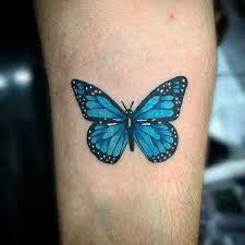 Muitas pessoas optam por uma tattoo pequena quando decidem fazer a primeira, seja pelo medo da agulha, por desejar algo mais discreto ou ainda por preferir um desenho pequeno em um local estratégico. Blue Butterfly In 2021 Blue Butterfly Tattoo Butterfly Tattoo Designs Butterfly Tattoo