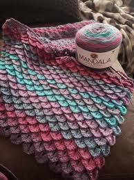 My sister is pregnant and here is my first crochet Converse as a gift for  the baby. I am very proud of myself, crocheting is helping me to control my  anxiety. Pattern: