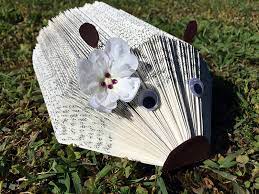 Vous avez trouvé un petit hérisson dans votre jardin ou dans la rue et vous ne savez pas quoi faire ? Fabriquer Un Herisson Porte Papiers Photos Avec Un Vieux Livre Tuto Diy