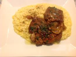 Fare dei tagli sul dorso degli ossobuco, per evitare che si arricci durante la cottura. Risotto Alla Milanese Con Ossobuco