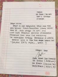 Didalamnya terdapat kota dan tanggal pembuatan, kemudian salam, dilanjut dengan pembukaan kepada yang terhormat atasan ditempat kerja anda, kemudian data diri anda yang izin, selanjutnay ada juga keterangan bahwa anda sakit. Contoh Surat Izin Sakit Tulisan Tangan Sma Berbagi Contoh Surat