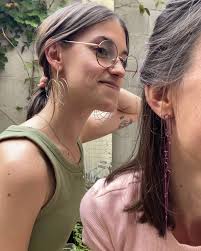 🍈✂️Collier en papier Anna Hagopian, à porter long ou en double. Long  necklace to wear long or double it from Ana Hagopian. Ana plays with paper,  cutting and sewing to create volumes