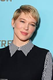 Bond girl Lea Seydoux debuts new light blonde pixie cut at The French  Dispatch screening in Paris