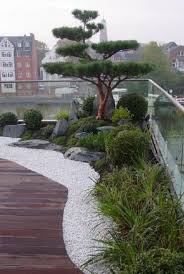 Pretty Japanese Bonsai Front Yard For Spring 14 Decorhead Com Japanese Garden Design Rooftop Design Modern Garden
