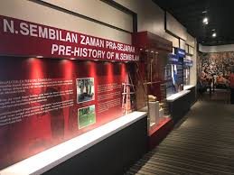 It comprises the ampang tinggi palace, negeri sembilan house and teratak perpatih that houses the state museum, where handicrafts, artefacts and traditional costumes and weapons are being displayed. Negeri Sembilan Museum