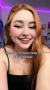 Viendo si mi novio nota mi blusa naranja