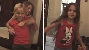Michael jackson's two eldest children remain protectors of his legacy but prince and paris are also forging their own paths as artists and activists. Paris Prince Jackson Als Kinder Dieses Susse Video Drehte Papa Michael Jackson Promicabana