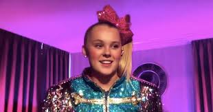 Jojo siwa is an american singer, dancer and youtube personality who's famous for donning big bows in her hair and for her hit singles boomerang and hold the drama. 8zepab29tyendm