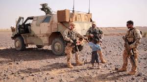 Deutschland unterstützt den einsatz mit aufklärungsdrohnen und sogenannten präsenzpatrouillen, unter sehr. 1 Angriff Auf Deutsche Soldaten Bundeswehr Patrouille In Mali Angegriffen Politik Ausland Bild De