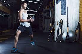 Joven Haciendo Ejercicio Con Balon Medicinal Best Gym Gyms Near Me Gym Trainer