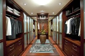 Der bau des begehbaren kleiderschrankes gliedert sich in zwei abschnitte, nämlich in die anfertigung der trennwand und in die montage der. Ankleidezimmer Ideen Planen Sie Einen Begehbaren Kleiderschrank