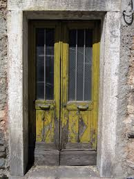 old yellow door deuren
