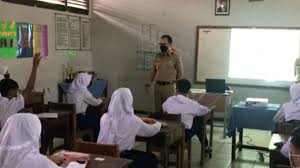 Gambar guru perempuan sedang mengajar. S3fk K64ra9eom