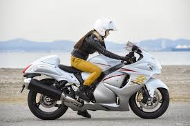 伝説のオートバイ suzukiハヤブサ物語 第4回 身長160cmの女子ライダーが高速道路で隼を体験したら goggle lawrence motorcycle x cars a your life ハヤブサ バイク オートバイ
