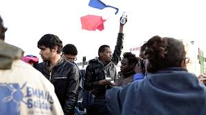 Les migrants installés aux abords du centre humanitaire de la chapelle dans le nord de paris ont été délogés, vendredi 18 août peu après 6h du matin la dernière opération d'évacuation à la chapelle qui avait concerné 2 800 personnes, remontait au 7 juillet. French Police Clear Up To 1 600 Migrants From Camp In Paris Rt World News