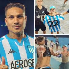 HUMILDAD DE PAOLO! ❤🇵🇪👏🏻🥹 Paolo Guerrero 🇵🇪 se acercó a un niño  hincha de Racing 🇦🇷 y le regaló la camiseta con la que debutó. Al final  recibió el aplauso de la
