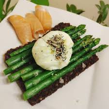 Tostada De Pan De Centeno Con Esparragos A La Plancha Huevo Poche Salmon Ahumado Y Semillas Pan De Centeno Comida Saludable Huevos Poche
