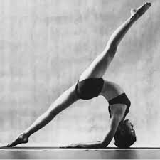 Stand with your legs a shoulder width apath. Sensational Splits Love This Insane Shoulder Stand Back Bend With Splits Incorporated Pilat Ginnastica Artistica Ginnastica Acrobatica Video Di Ginnastica