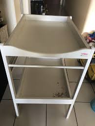 Ne supporte pas longtemps quelques kilos de charge, le « carton » qui sert de planche de support (à tous les étages) se plie facilement sous le poids.3. Le Gratuit Table A Langer Combelle En Baisse