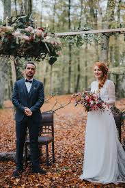 Mariage D Automne En Bretagne Demoiselle Capeline Wedding Planner Et Officiante De Ceremonie Laique Photograp Mariage Automne Mariage Mariage Robe Dentelle