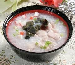 diy皮蛋瘦肉粥 我的最爱 1 皮蛋切块 肉丝加少许盐 香油拌匀 腌10分钟 2 大米洗净加少许盐 香油腌10分钟 3 腌制肉下热油锅过一下 肉丝变色捞出控油 4 水煮开下腌好白米 米煮滚后改小火 加入适量皮蛋 瘦肉丝 盐及鸡精及少许葱花 煮约50分 food asian recipes no