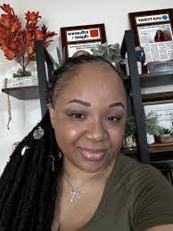 Carlotta Huff's Instagram, Twitter & Facebook